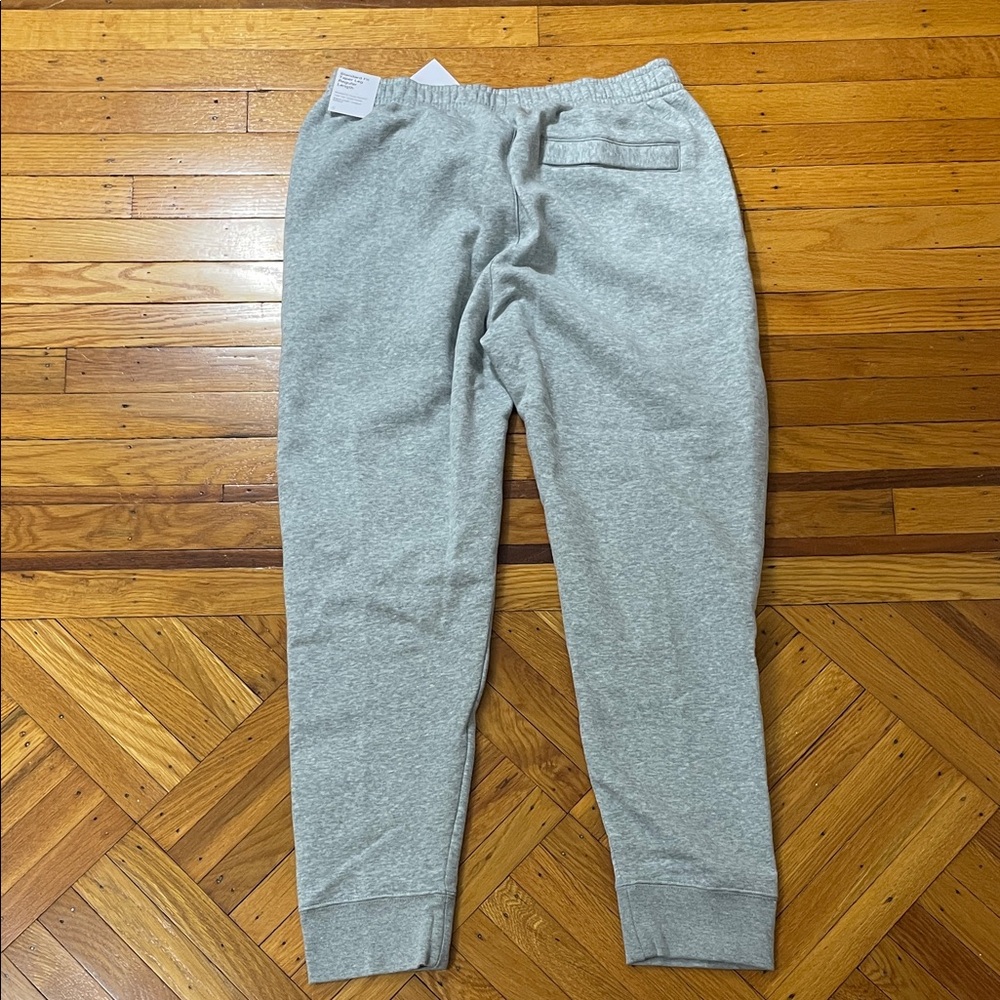 Nike Men's Light Gray Standard Fit Taper Length Joggers Size Large NWT - Picture 2 of 5